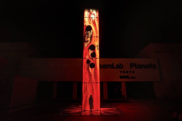 空から噴き落ちる、地上に憑依する炎