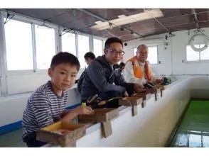 みんなで楽しもう♪
エサ付けに自信がない方もご安心を!丁寧にサポートいたします。小さなお子様からご家族皆さんでお楽しみ下さい!