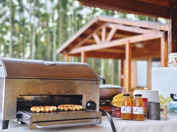 The following images are illustrative examples of the cabin usage scenario. Ingredients and grills are not standard equipment.