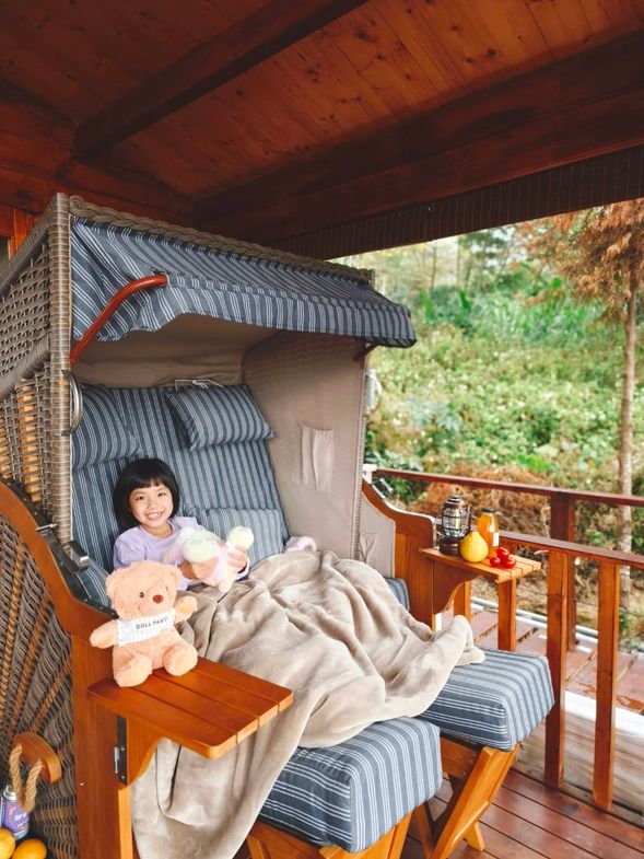 Traditional European wooden lounge chairs, perfect for enjoying the scenery, taking a break, or having a leisurely artistic time, offering you a relaxing afternoon.