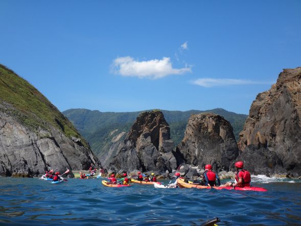 穿越礁岩前往賊仔澳秘境