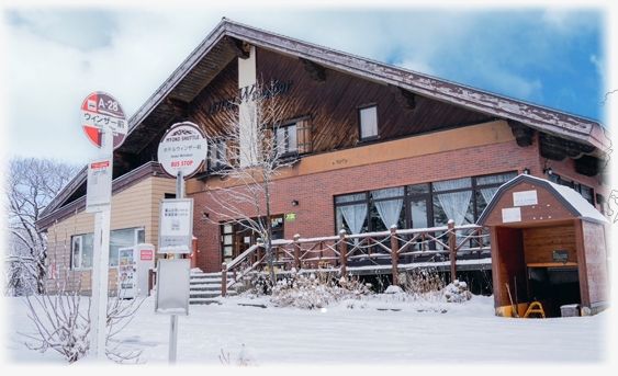 抵達溫莎莊園後辦理CHECK IN 後,小憩片刻,再由專業的教練協助配備雪具。