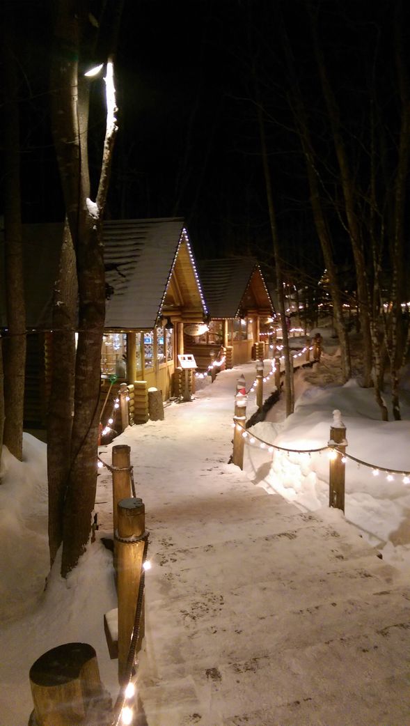 雪場內的歡寒村值得逛逛拍照