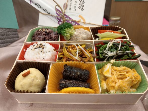 2020金針花季這樣玩》花蓮台東賞花行程懶人包、交通接駁車、民宿推薦全攻略 - 第15張圖 富里鄉農會享用午餐 (九宮格風味便當)