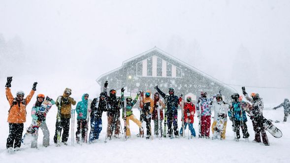 美美的團體照一定要留念的,等您老了就知道,想當年...林北在雪山飛舞時。