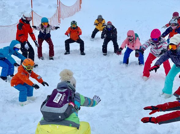 享用早餐後先認識雪場環境、發配雪板、雪杖、雪鞋。由滑雪指導員教導初級滑雪,正式展開滑雪活動。初學者,每日由中文滑雪專屬教練分別於上午及下午各安排兩小時的滑雪課程。從最基本滑雪技能(登行、轉向、跌倒、直滑降、全制動轉彎),循序漸近。再配合自由滑行時間,讓您在最短的時間內學會駕御雪板。倘若您是滑雪老手,那請不要客氣,帶著您漂亮的雪衣盡情的馳程於雪場之中,感受滑雪樂趣,相信團友們一定可渡過一個難忘的滑雪經驗。晚餐可前往溫泉老街挑選自己喜愛的美食大快朵頤一番,餐後回到飯店您可以再將今日滑雪所遇之技術問題研討或者去居酒屋坐坐、逛逛溫泉老街…泡泡溫泉,解除一天的疲勞。