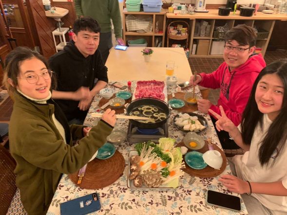 晚餐可預約溫莎定食套餐或火鍋或是步行前往溫泉街吃燒烤、拉麵、居酒屋...等,吃完再找家溫泉泡個湯,解除一日來的交通辛勞,為明日滑雪補充好體力 (理性飲酒、請勿喝醉)。