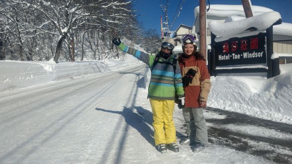 今日自行前往桃園中正國際機場搭機前往日本。抵達後自行搭乘新幹線前往妙高滑雪場(富山機場約2.5小時/東京成田約5-6小時),抵達後安排配個人雪具,飯店晚餐後,休息養精蓄銳,以備明日之挑戰,亦可前往飯店附近的溫泉浴場享受一下,消除一身的疲憊。
