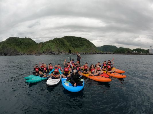 上午團 09:00報到-教練指導-出海(情人灣或豆腐岬)-秘境賊仔澳(七彩石沙灘)- 12:00結束