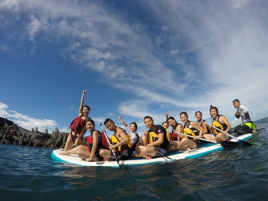 搭乘大龍舟SUP板前往豆腐岬浮潛