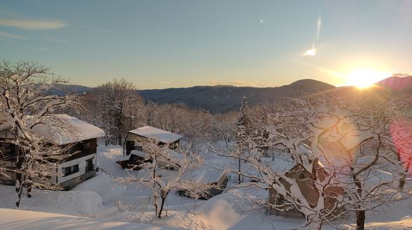 一早從溫莎莊園的客廳迎接美麗的雪景與日出,在吃個豐盛早餐,迎接充滿活力的一天。