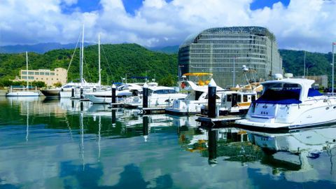 09:00 或 13:00 烏石港遊艇碼頭集合