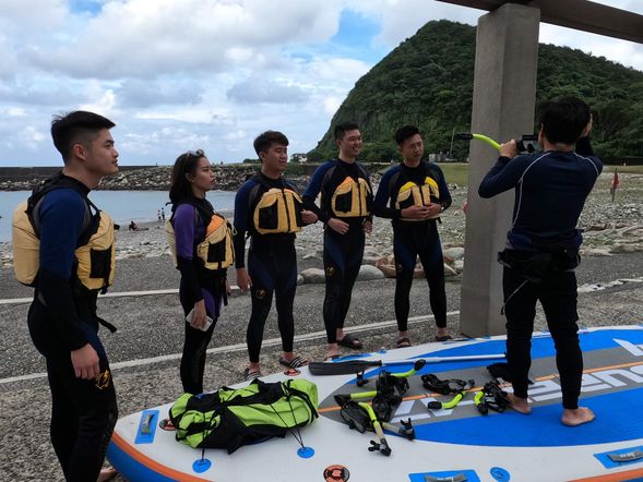 教練行前注意事項說明並指導浮潛裝備如和使用