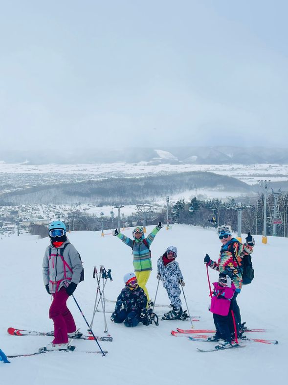 習得滑降技術後,教練帶領攻頂是必要的。