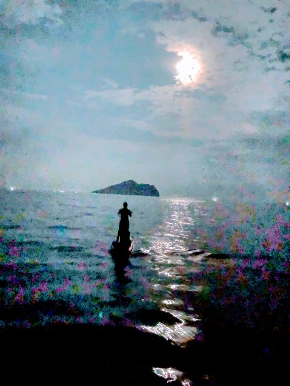 月圓時可用SUP划向月亮 或 在船上觀星