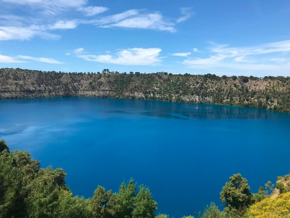 藍湖(Blue Lake)
欣賞火山口形成的天然湖泊,湖水會隨季節變化呈現迷人的湛藍色澤,是 Mount Gambier 最具代表性的自然景觀。
由 Warrnambool 到藍湖(Blue Lake, Mount Gambier),實際車程約 2小時10分鐘(約184公里)。