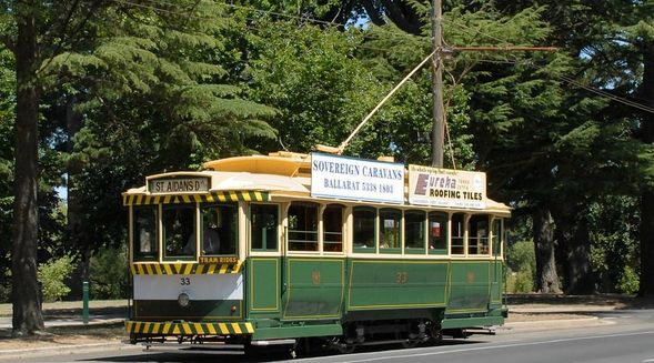 電車博物館(Ballarat Tramway Museum|週末限定)
週末行程可安排前往巴拉瑞特電車博物館,乘坐百年歷史復古電車,沿 Lake Wendouree 湖畔行駛,途經巴拉瑞特植物園一帶,親身體驗澳洲早期城市交通文化(實際安排將因應當日營運情況調整)