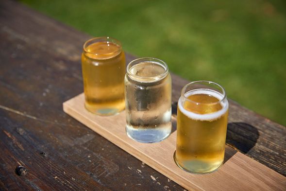 亞拉河谷的手工蘋果酒廠以在地果園直釀的 手工蘋果酒聞名,風格清新、果香自然,酒精感較葡萄酒輕盈,非常適合不偏好紅白酒、但想體驗在地酒文化的旅客。
酒廠多以自家或周邊果園蘋果釀製,提供不同風味的蘋果酒試飲,入口清爽,帶有自然果酸與氣泡感,深受情侶及初次品酒旅客歡迎。整體氣氛輕鬆,亦是亞拉河谷行程中相當受歡迎的特色停靠點。
備註:實際停留酒廠將視當日營業情況及行程時間安排;品酒費用需旅客自行支付。