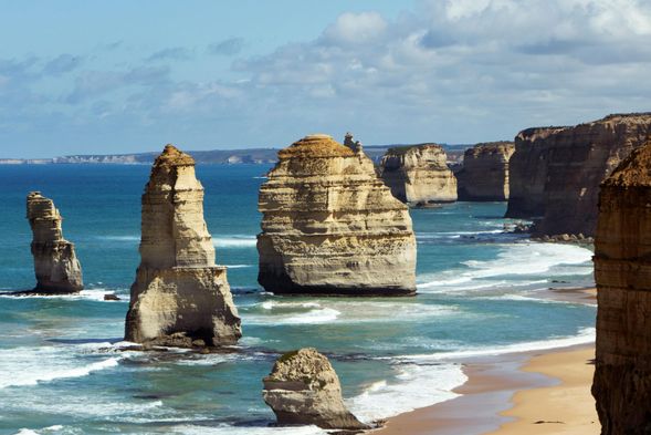 抵達十二門徒石 Twelve Apostles。
旅客可沿觀景步道自由漫步,欣賞壯麗的石灰岩海蝕柱與大洋路海岸景觀,並於觀景平台拍照留念,從不同角度感受這座世界知名自然地標的壯觀景色。
停留時間約 30 分鐘
