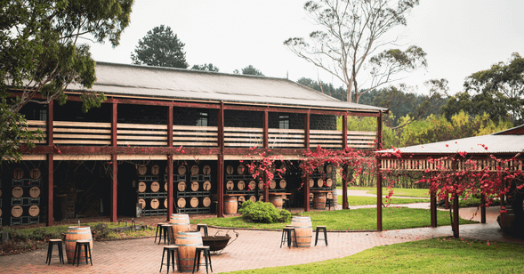 聖安妮酒莊(St Anne's Winery Myrniong)設有歷史藍石 Cellar Door,由 1840 年代 Ballarat 舊監獄石材建成,極具特色。
酒莊以甜型強化酒(如 Muscat、Tawny)聞名,亦提供多款紅白酒試飲體驗(基本試飲一般免費,費用以現場為準),於寧靜鄉村環境中輕鬆感受維州葡萄酒文化。