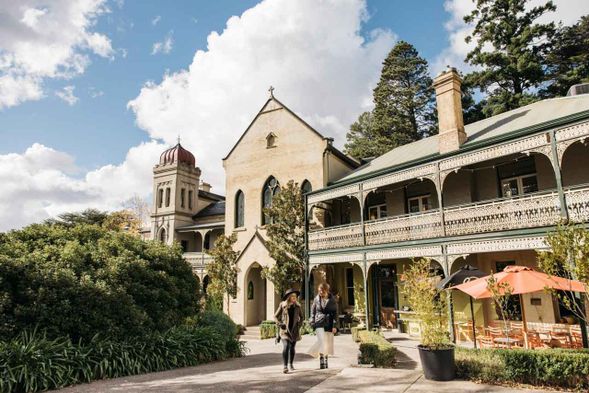 由十九世紀修道院建築活化而成,結合歷史背景、藝術空間與高地景觀,是當地具文化代表性的地標。(午餐)