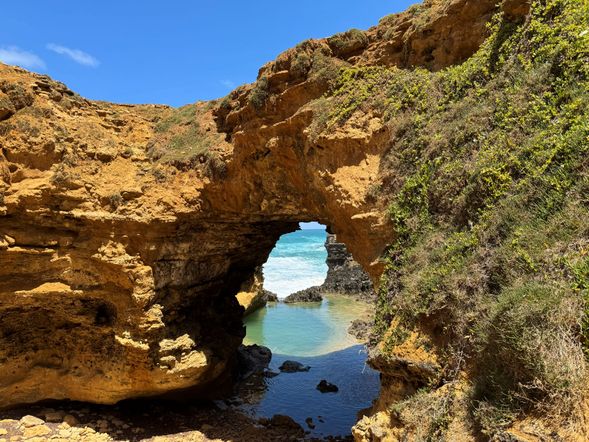 岩穴
是大洋路沿線獨特的天然岩穴景觀,結合拱形岩石、階梯式觀景平台與海浪拍岸景色,層次分明,極具視覺特色,是拍照與欣賞海岸地貌的熱門地點。
