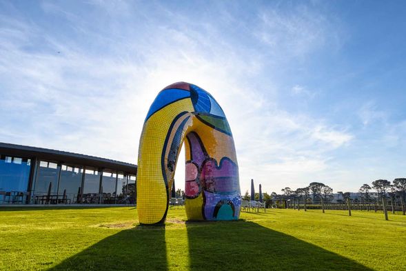 客將前往摩寧頓半島知名酒莊 PT LEO Estate,在葡萄園與海岸景觀環繞下,享受悠閒的酒莊時光。酒莊提供多款精選葡萄酒及汽泡酒供旅客品嚐(需自費),並可自由欣賞酒莊建築設計與周邊自然景致。旅客亦可選擇於酒莊內享用午餐或輕食(自費),在輕鬆愜意的氛圍中,感受摩寧頓半島獨有的慢活酒莊文化。