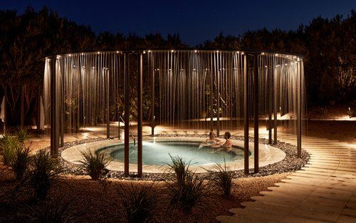 Peninsula Hot Springs
位於摩寧頓半島的天然礦物溫泉,設有多個露天與室內泡池,環境寧靜,適合放鬆身心。旅客可依所選時段入場浸泡,舒緩旅途疲勞,享受悠閒的溫泉體驗。
門票說明:
*門票可於預訂系統或向客服購買,實際供應情況須視景點當日安排而定。