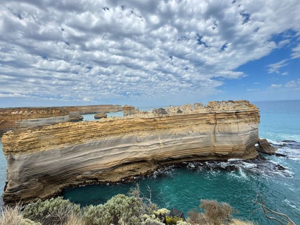 刀背岩位於大洋路 Port Campbell 國家公園沿岸,因其狹長而筆直的石灰岩地形,形似刀鋒而得名。該自然景觀經長年海浪侵蝕形成,線條分明,氣勢獨特,為大洋路沿線極具代表性之地貌之一。
建議停留時間約 15–20 分鐘,旅客可於觀景平台欣賞其壯闊海岸線與奇特岩石結構,並拍照留念。行程安排輕鬆自然,與十二門徒岩及諾克阿德峽谷順路銜接。