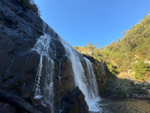 造訪格蘭坪最著名、亦是全年有水流的瀑布。旅客可依體力狀況選擇於上方觀景台欣賞瀑布全貌,或沿石階步行至瀑布底部,近距離感受水流沖擊峽谷所形成的自然回音與清涼水氣。