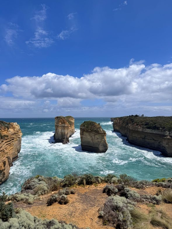 Tom and Eva 為大洋路 Port Campbell 國家公園沿岸之石灰岩海蝕柱景觀之一,因形態猶如兩座並立岩石而得名。該地貌經長年海浪侵蝕形成,線條鮮明,與周邊峽谷及海岸景觀相互映襯,為大洋路沿線較具代表性之自然奇景。
建議停留時間約 10–15 分鐘,於觀景平台遠眺拍照即可,行程節奏輕鬆順暢。