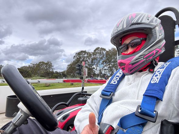 於專業賽道進行卡丁車體驗,路線設計安全而富挑戰性,適合初學者及希望輕鬆體驗速度感的旅客。活動過程由場地方提供安全指引及基本裝備,讓旅客在受控環境下享受駕駛樂趣。
基本體驗約 AUD 89 / 人(約 15 圈賽車體驗),可協助提前預約時段,費用需於現場自行支付。如欲查詢其他賽車體驗方案,歡迎與我們聯絡。
聯絡方式:WhatsApp +61 452 028 732|LINE ID:@goexplore