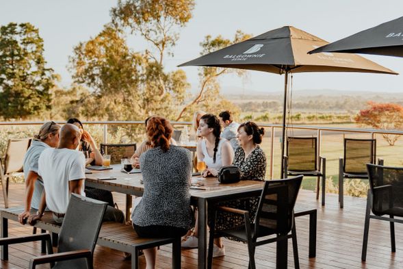 於亞拉河谷(Yarra Valley)酒莊餐廳享用午餐,在葡萄園景觀環繞下感受維州著名葡萄酒產區的悠閒氛圍。旅客可按個人喜好選擇酒莊餐廳,或由導遊推薦合適的用餐地點。午餐、飲品及品酒體驗可按現場餐牌及酒單另行選擇。