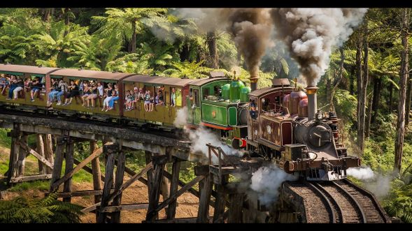 乘搭百年蒸汽小火車|Puffing Billy Railway
是澳洲最具代表性的歷史蒸汽火車之一。
旅客可乘坐於開放式車廂窗邊,雙腳自然懸空於車外,
隨著火車緩緩前行,感受微風拂面與鐵道節奏,
這亦是 Puffing Billy 最經典且令人難忘的體驗之一。
