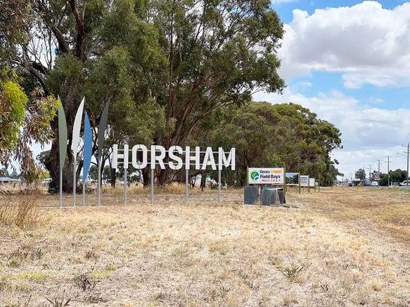 抵達維多利亞州西部的重要城鎮 Horsham,安排午餐及休息時間。旅客可自由選擇當地餐廳或咖啡店享用午餐,同時稍作休息,為下午前往格蘭坪山脈的行程補充體力