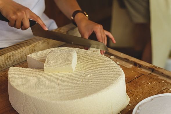 Yarra Valley Dairy|亞拉河谷起司工房
Yarra Valley Dairy 位於亞拉河谷農場景觀之中,以手工起司及在地乳製品聞名,是當地具代表性的美食停靠點。旅客可於農場起司小店感受鄉村工房氛圍,按現場安排選擇起司品嚐體驗,並選購在地食品及特色伴手禮。
起司品嚐體驗約 AUD $5 起,餐飲及購物可按現場餐牌或商品安排另行自選。