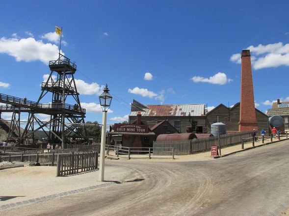 【12:30 抵達淘金小鎮|午餐・探索淘金年代】
抵達巴拉瑞特淘金小鎮 Sovereign Hill,於園內享用午餐(自費),隨後漫步十九世紀街道,探索特色店舖與歷史建築,並親手體驗淘金樂趣,感受昔日淘金熱潮。