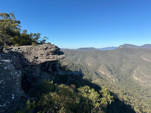 巴康尼觀景台(The Balconies/死亡之顎)
沿平緩步道前往向外延伸的天然岩層平台,站在岩石前端即可感受到高度與空間帶來的震撼感。此處視野開闊,地形特殊,屬格蘭坪極具代表性的景觀之一。