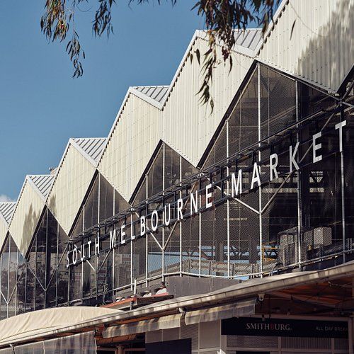 南岸墨爾本市場
墨爾本歷史悠久的在地市集之一,匯集新鮮食材、熟食攤位、咖啡及特色小店。行程可安排於此享用午餐或自由逛市集,感受墨爾本地道生活氣息。