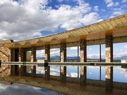 Yering Station 酒莊介紹
Yering Station 是亞拉河谷歷史最悠久的酒莊之一,結合經典釀酒傳統與現代風格,酒款層次細膩,深受品酒人士喜愛。酒莊坐落於山谷之中,四周被葡萄園與丘陵環繞,景觀開揚,是亞拉河谷極具代表性的酒莊之一。