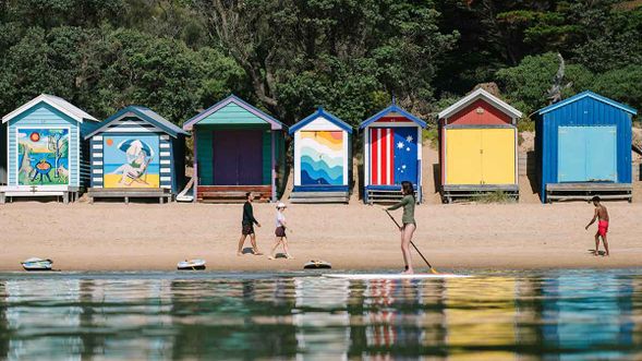 莫寧頓半島彩虹小屋(Mount Martha Beach Boxes)為當地具代表性之海岸地標。沿著潔淨沙灘排列的繽紛小屋,色彩鮮明,構圖整齊,配以蔚藍海景與開闊天空,形成極具澳洲海岸風格之畫面。建議停留約 15–30 分鐘,適合作為半島行程中的海岸打卡站。