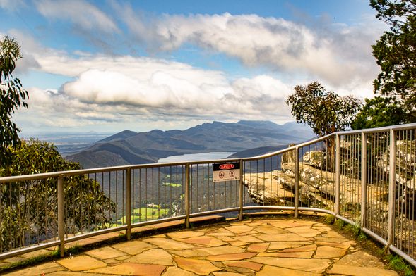 德觀景台(Reeds Lookout)
登上格蘭坪其中一個視野最開闊的觀景位置,俯瞰遼闊的 Victoria Valley。由高處可清楚觀察山谷走向、斷層地形及層層延伸的砂岩山脈,是認識格蘭坪整體地貌結構的最佳起點