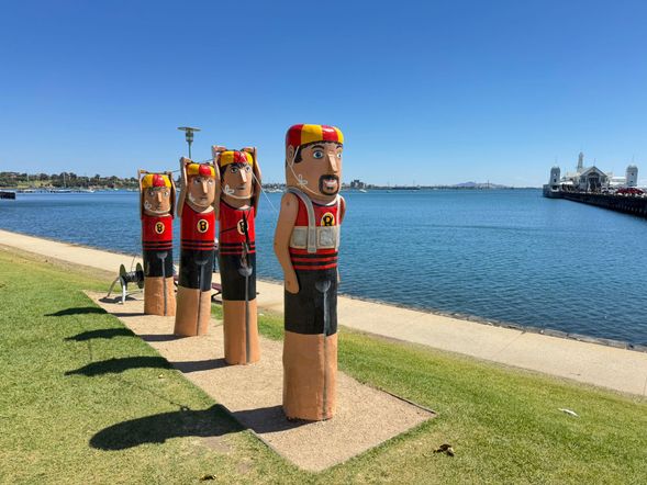 手繪木偶公仔
Geelong 海濱最具代表性的特色地標之一,就是沿海步道上一排排手繪木偶公仔(Bollards)。每一個木偶都以不同人物、職業或歷史故事為主題,充滿童趣與地方特色。