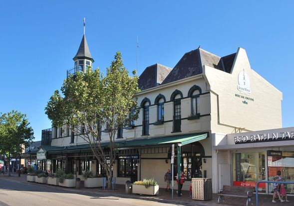 Mornington Main Street 是摩寧頓半島具代表性的海岸小鎮街道,沿途有咖啡店、餐廳及特色小店,附近更有摩寧頓碼頭與海濱步道。旅客可在此自由享用午餐、逛逛小店,感受當地悠閒的海邊生活。