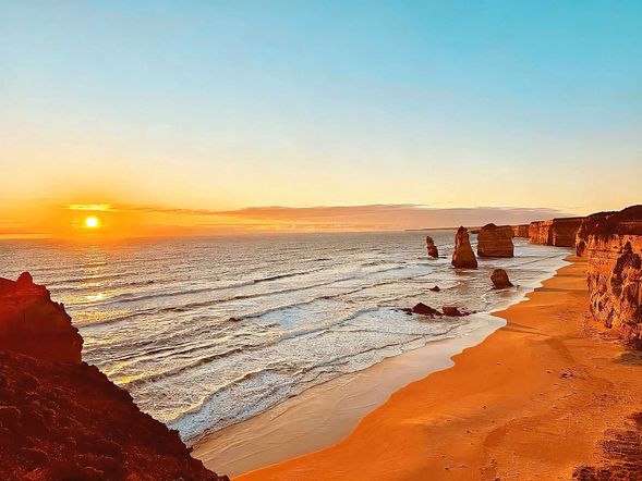 十二門徒岩的日落時段,被公認為一天之中景色最震撼、層次最豐富的時刻。隨著夕陽西下,金色陽光映照石灰岩柱群,岩石輪廓逐漸轉為剪影,海面與天空色溫不斷變化,畫面極具震撼力。