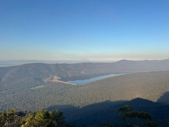 波羅卡瞭望台(Boroka Lookout)
於黃昏時分抵達高點觀景台,欣賞夕陽逐漸染紅山谷與湖泊的光影變化。隨著光線轉換,山巒層次愈發分明,是一天行程中最具情緒張力的時刻。