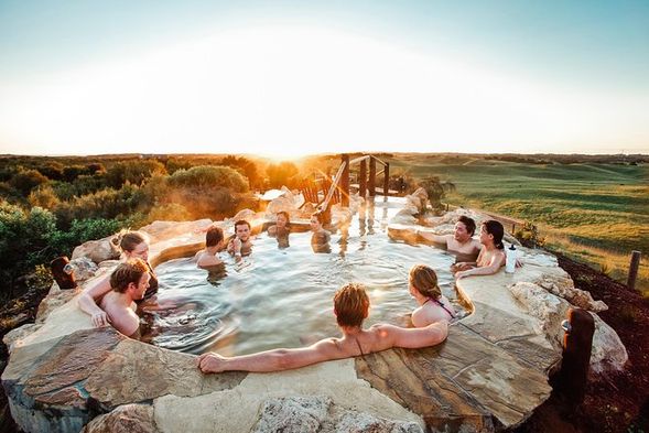 Peninsula Hot Springs
位於摩寧頓半島的天然礦物溫泉,設有多個露天與室內泡池,環境寧靜,適合放鬆身心。旅客可依所選時段入場浸泡,舒緩旅途疲勞,享受悠閒的溫泉體驗。