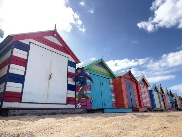 彩虹小屋位於墨爾本著名海岸線上,一排色彩繽紛的小木屋沿海排列,成為極具代表性的拍照地標。每間小屋均保留獨特設計與鮮艷色彩,與藍天海景形成鮮明對比,是深受旅客喜愛的打卡景點之一。旅客可於此自由漫步及拍照,欣賞海岸線風景與悠閒海邊氛圍。