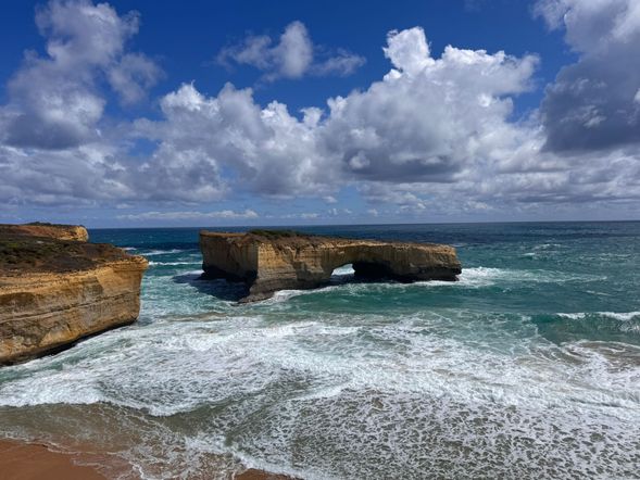 倫敦橋
倫敦橋原為橫跨海面的天然石灰岩拱橋,外形酷似英國倫敦的橋樑而得名。因長年受南大洋海浪侵蝕,部分結構於 1990 年代自然崩塌,形成今日獨特的斷裂地貌。