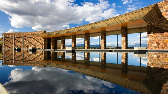 Yering Station 為雅拉河谷歷史悠久的知名酒莊之一,擁有優雅園區景觀及濃厚葡萄酒文化氛圍。旅客可於酒莊內自由漫步,欣賞葡萄園風光與典雅建築,亦可依個人喜好自費參加品酒體驗,感受悠閒的酒莊氛圍。停留時間約 45 分鐘。